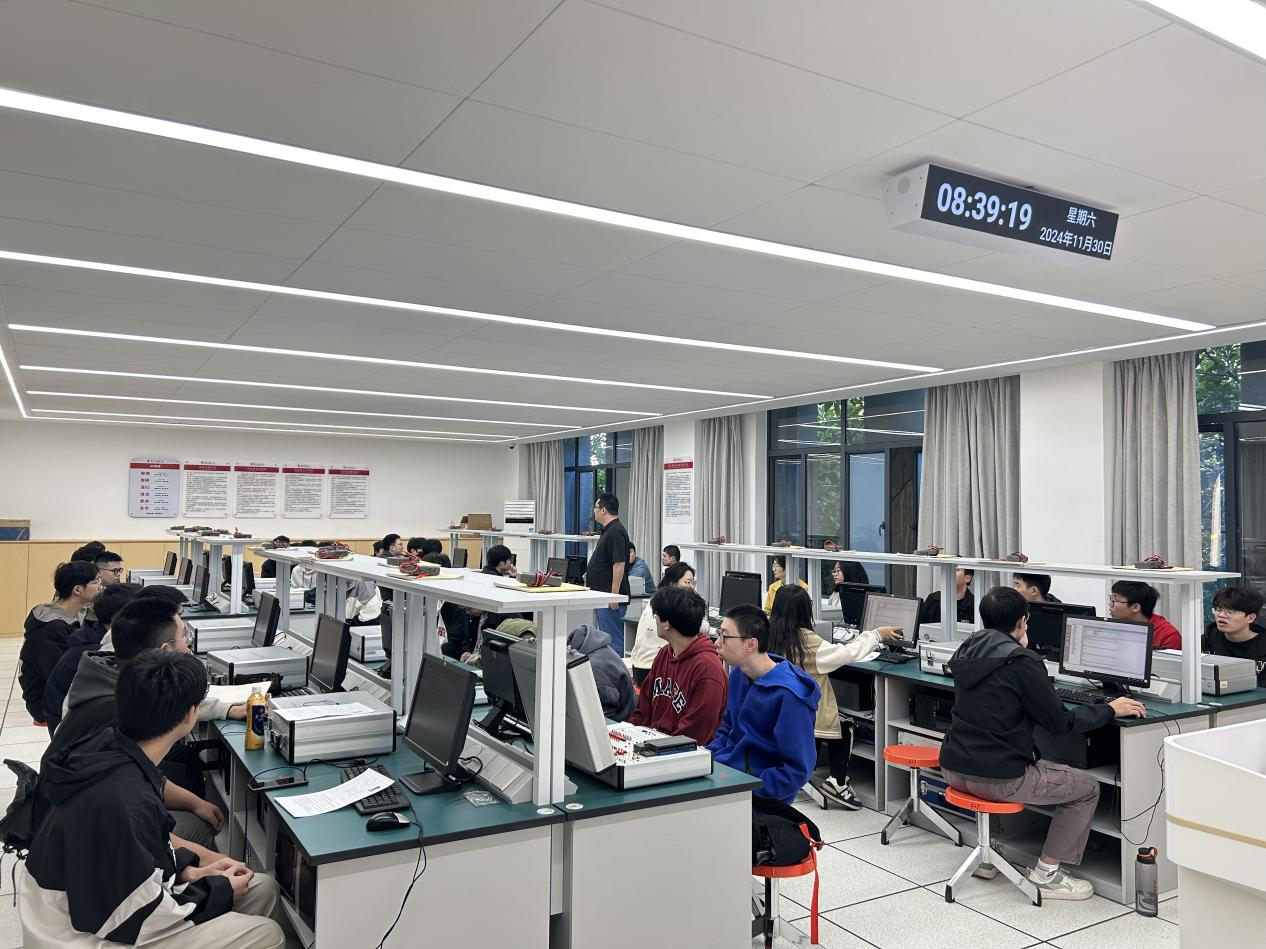 廈門(mén)工學(xué)院教育培訓(xùn)中心 開(kāi)啟職業(yè)技能提升新篇章